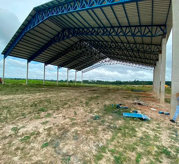 Galpão em estrutura metálica azul em fase de execução